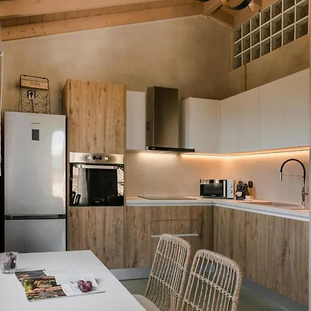 Eugenia Sunrise Willa Katsaráta